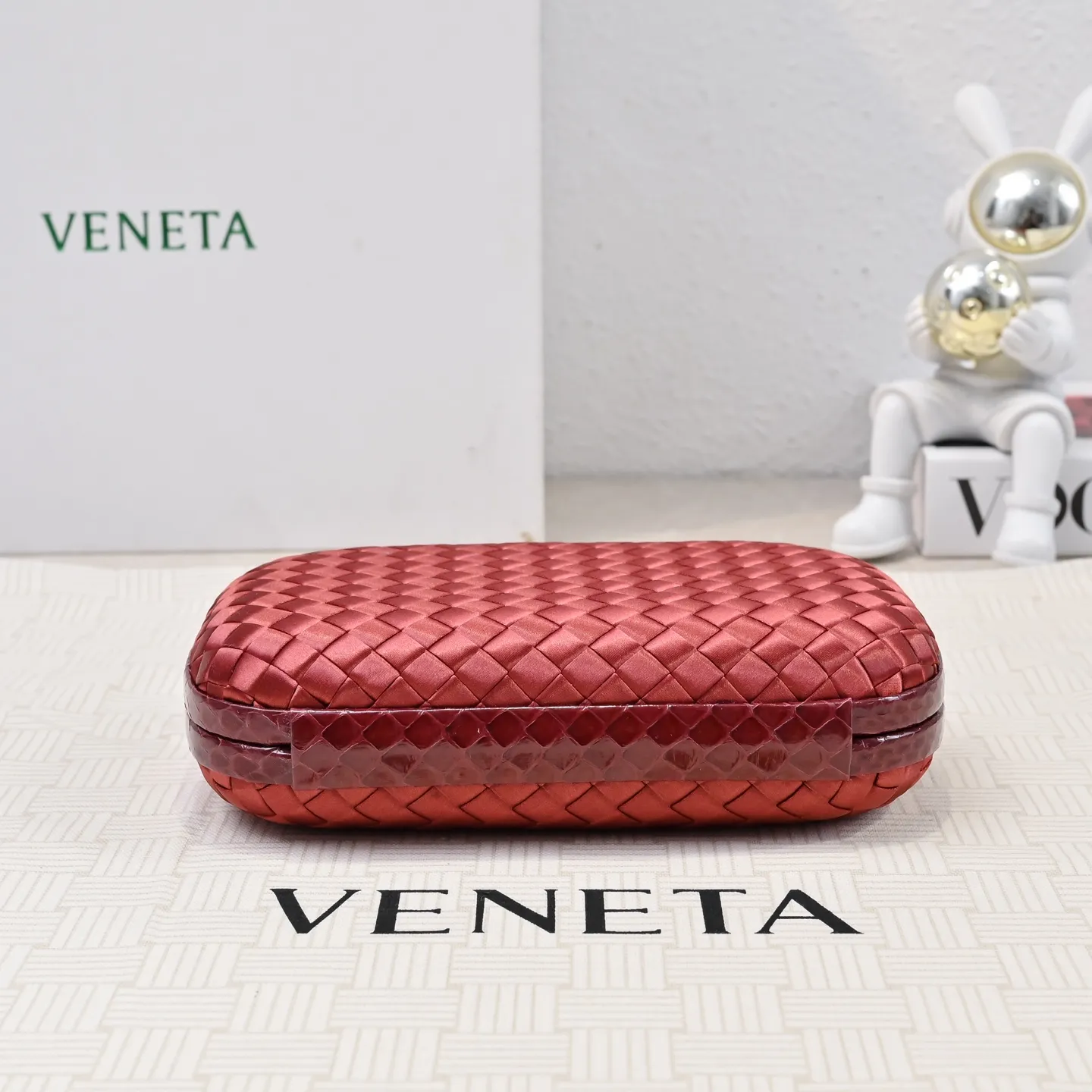 Batch 1460 #BV Knot woven evening bag series ~ Each bag reveals exquisite elegance💫Iconic classic silk weaving➕snake skin trimming with knot buckle, soft and delicate feel. The design is small and exquisite, low-key without logo, elegant and elegant. Paired with evening dress or cheongsam, it has the atmosphere of a famous and wealthy lady. Full of aura and invincible texture💃 Model: 7622 Dimensions: 20x12x5.5
